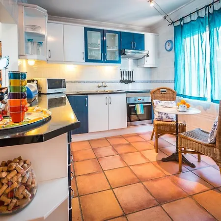 The Yellow House - By Mhm Сasa de vacaciones
